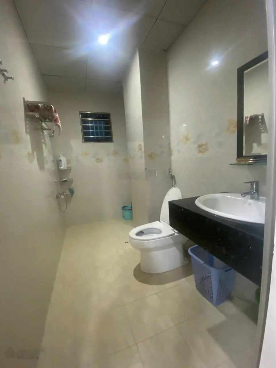 Bán nhà 4 tầng mặt tiền đường Võ Văn Kiệt DT 100m2, có sẵn điện năng lượng, để lại nội thất có TL