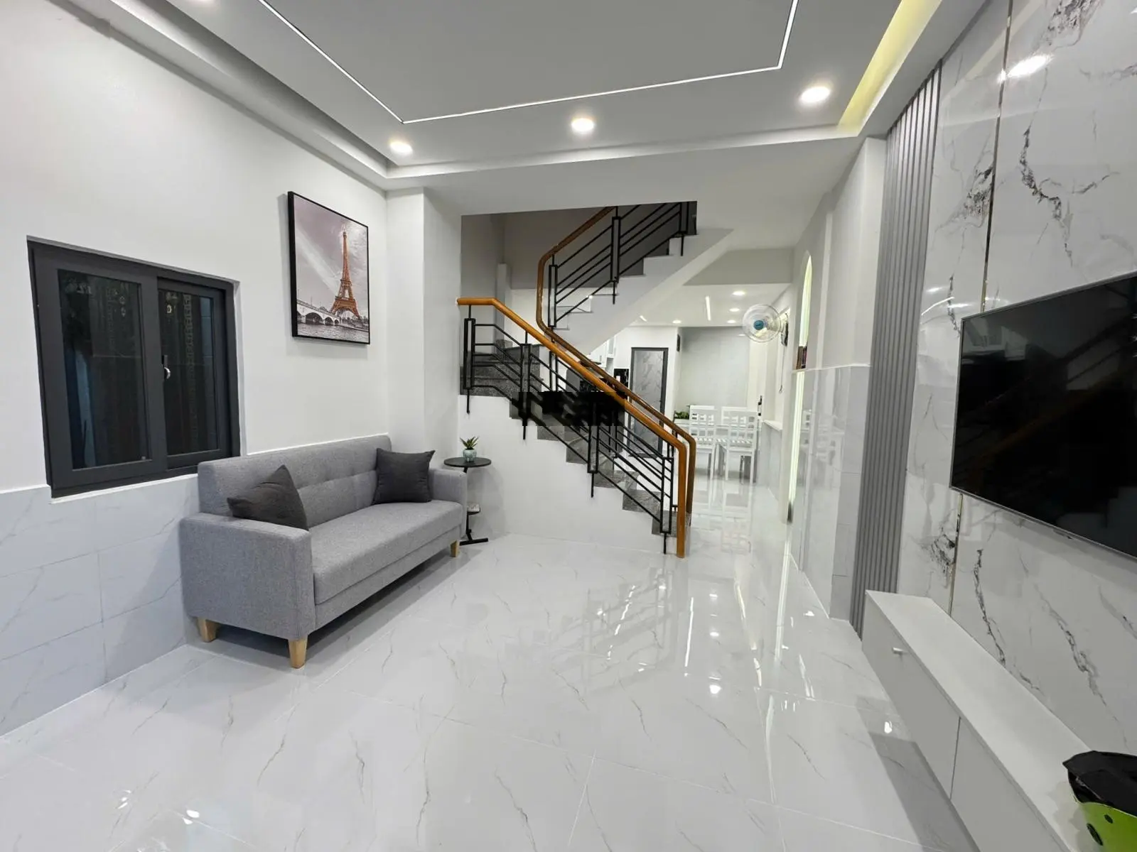 Cần tiền bán gấp căn nhà hẻm góc, 1 trệt 1 lầu, 2PN 3WC. Giá bán: 3.5 tỷ, DT: 3,4x11m 0916651239