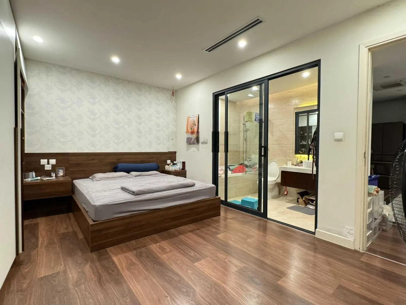Chính chủ bán căn góc 3 phòng ngủ. Tầng trung nội thất đẹp