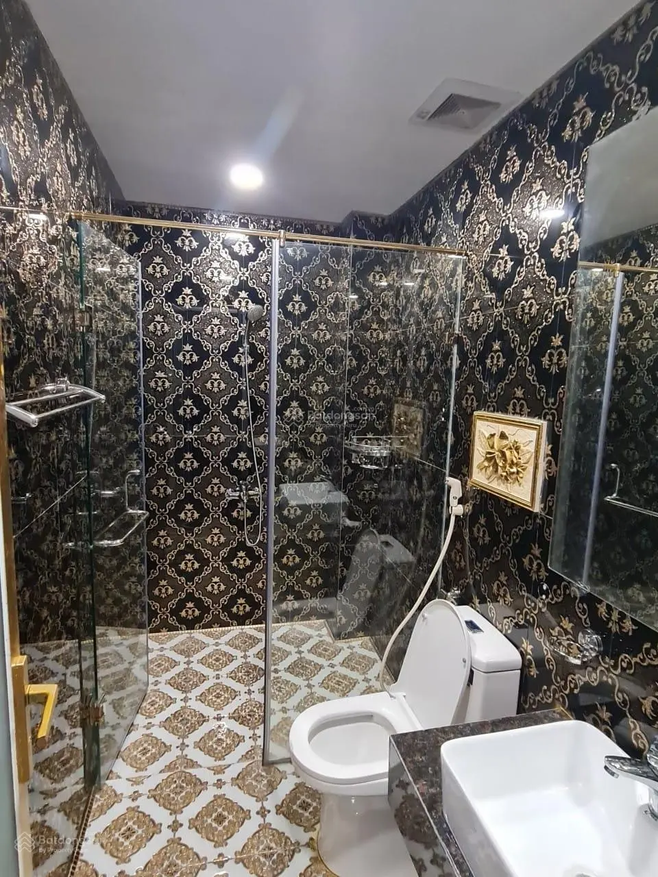 Bán tòa nhà siêu đẹp + MT Giải Phóng gần sân bay, Tân Bình: DT: 5x15m, hầm, 6 lầu giá 22 tỷ TL