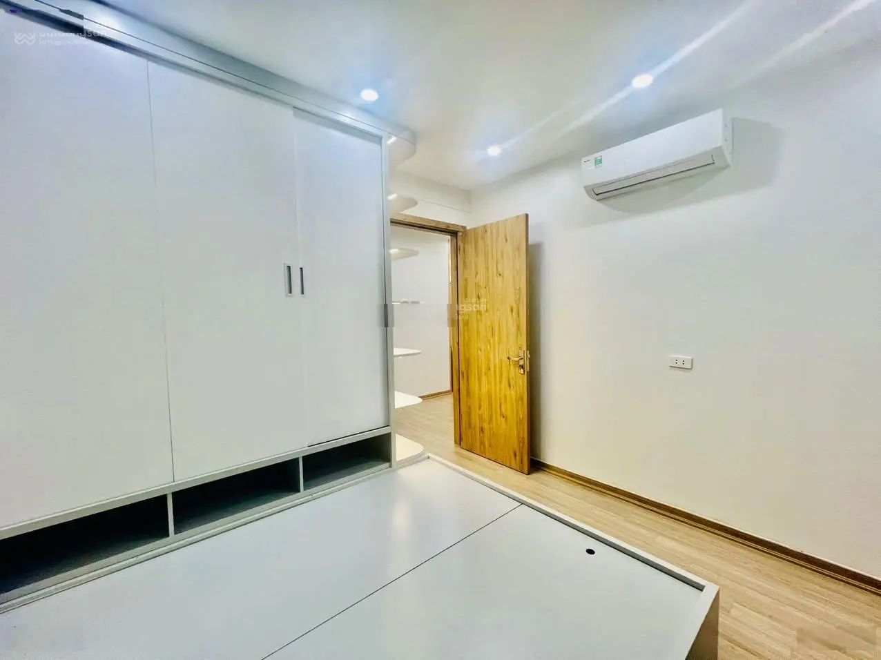 Chính chủ gửi bán căn hộ Nơ3 Bán đảo Linh Đàm, tầng thấp view thoáng, full nội thất 80m 3pn 2vs