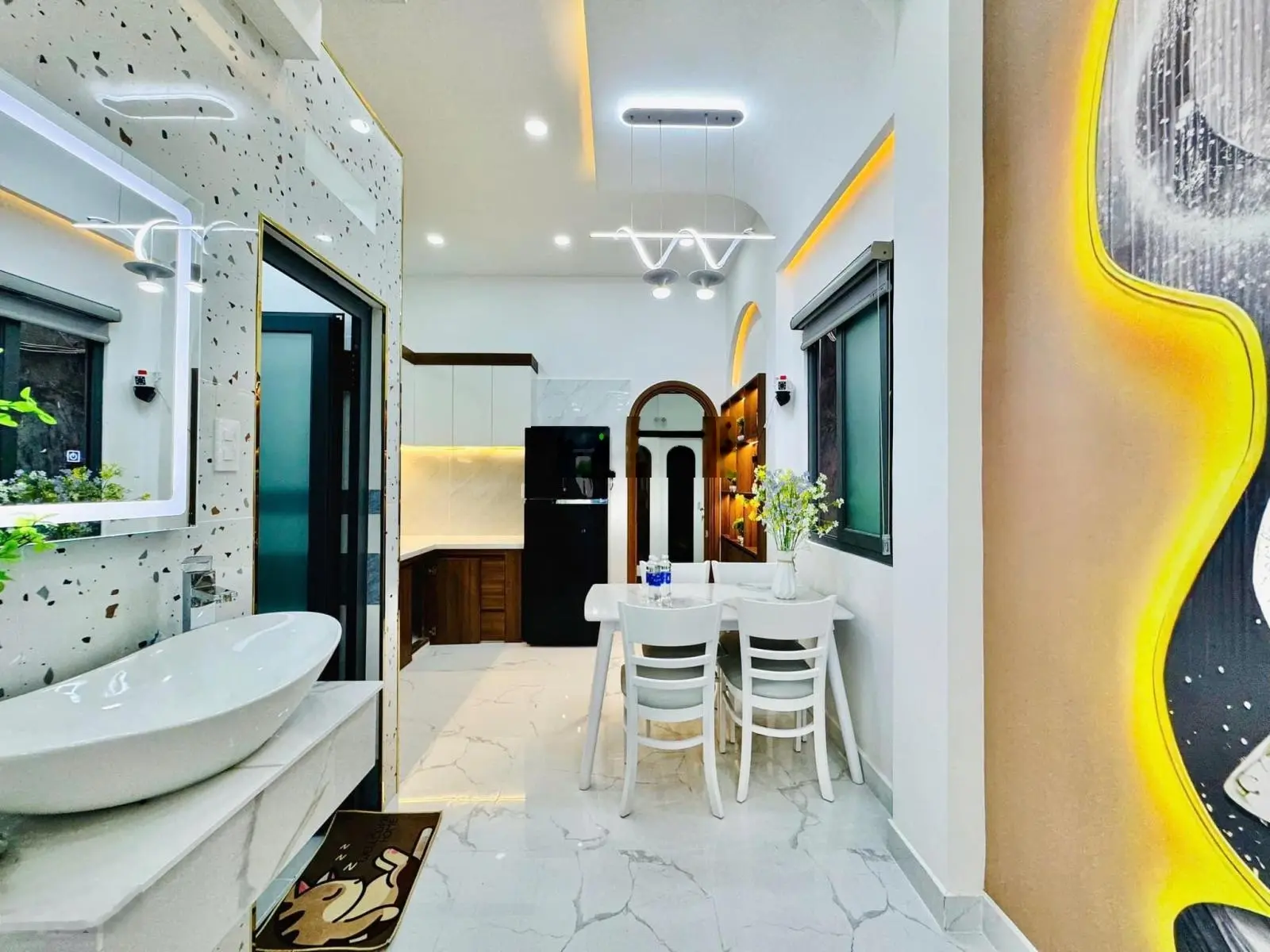 Hạ gấp còn 2 tỷ 990. Bán nhà 62m2 CMT8 gần trương Hoàng Diệu. Xây 2 tầng đúc kiên cố,hẻm 4m. Sổ sẵn