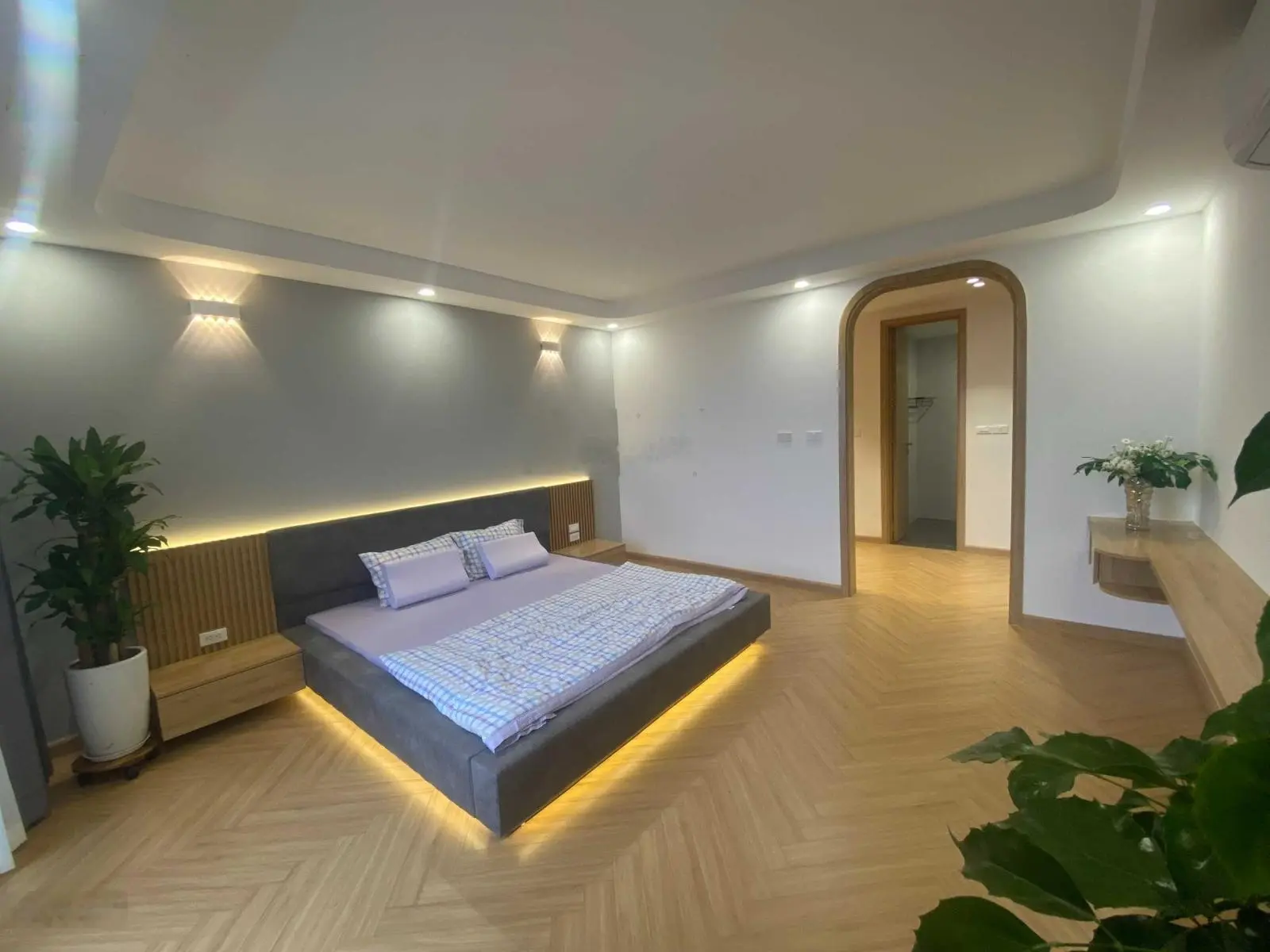 Chuyển nhà xuống biệt thự nên gia đình tôi đang cần bán căn hộ duplex DT 235m2, đầy đủ nội thất