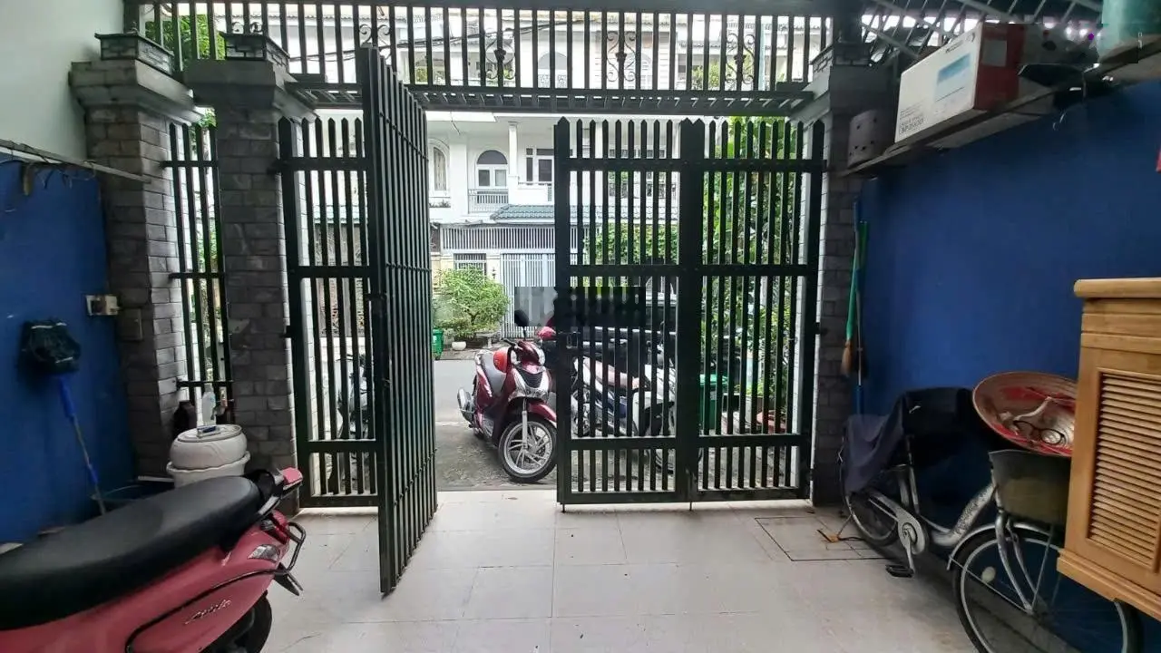 Bán biệt thự 4 tầng, gần Vincom Lê Văn Việt, ngay ngã tư Thủ Đức, giá 9 tỷ còn thương lượng.