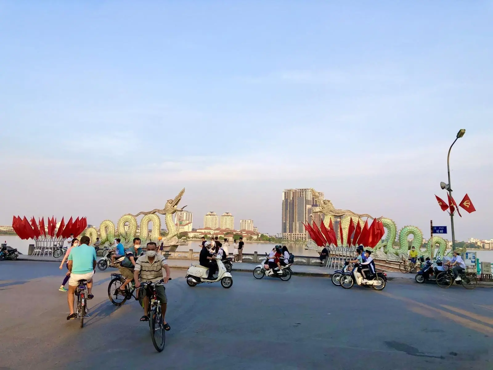 Cần bán nhà mặt phố Lạc Long Quân, Tây Hồ. DT sổ đỏ 196m2. KD sầm uất - Vị trí đẹp, vỉa hè rất rộng