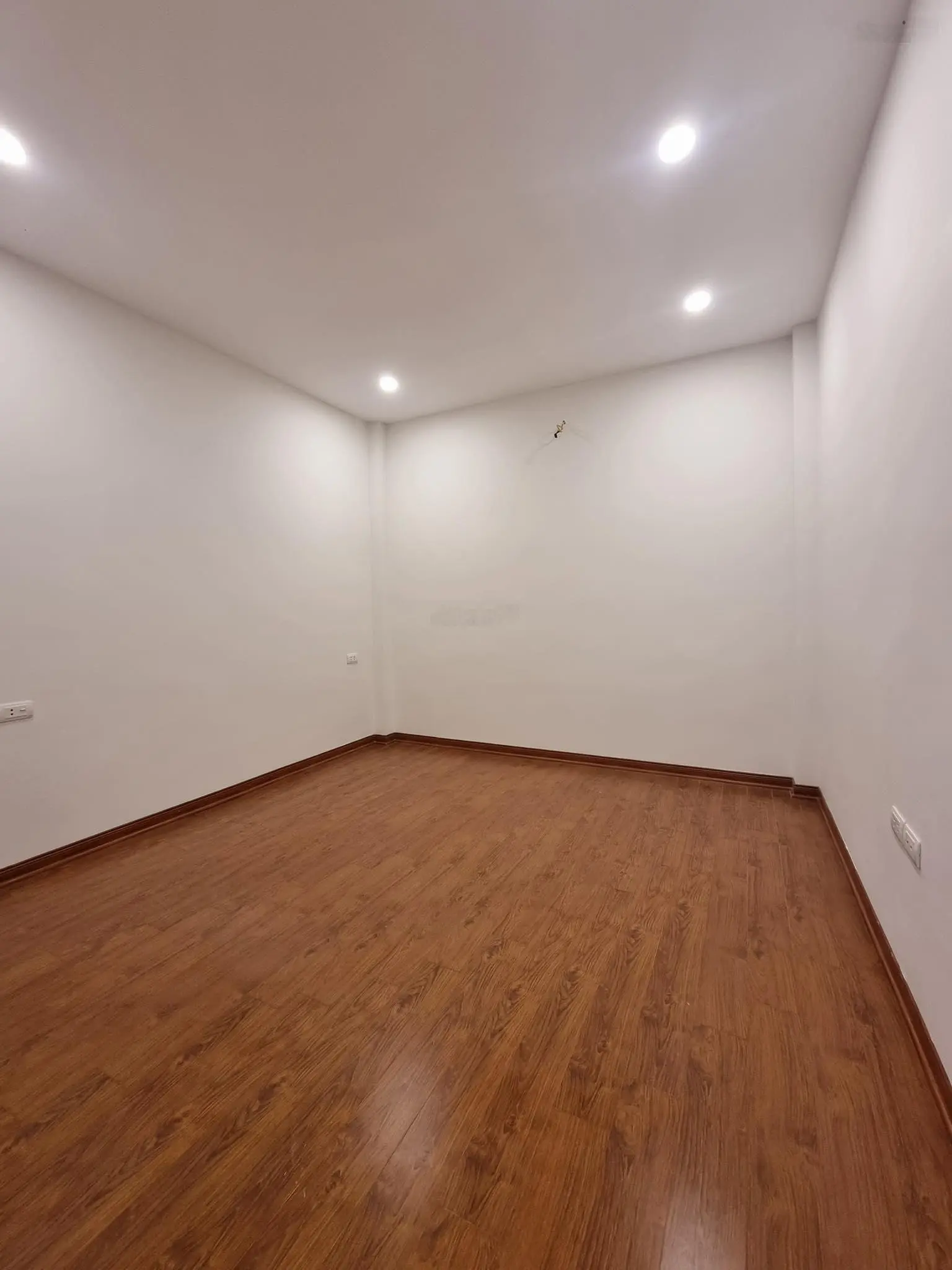 Bán nhà Thạch Bàn 30m2 x 5 tầng ngõ trước nhà 2m, gía 4,55 tỷ (rẻ nhất thời điểm hiện tại)