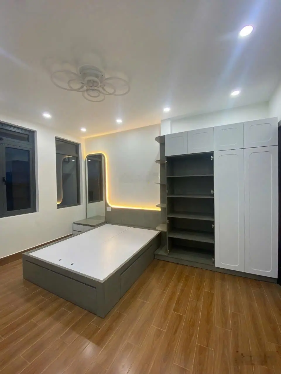 Nhà 4 tầng thiết kế hiện đại vị trí kinh doanh đẹp mặt đường Trại Lẻ