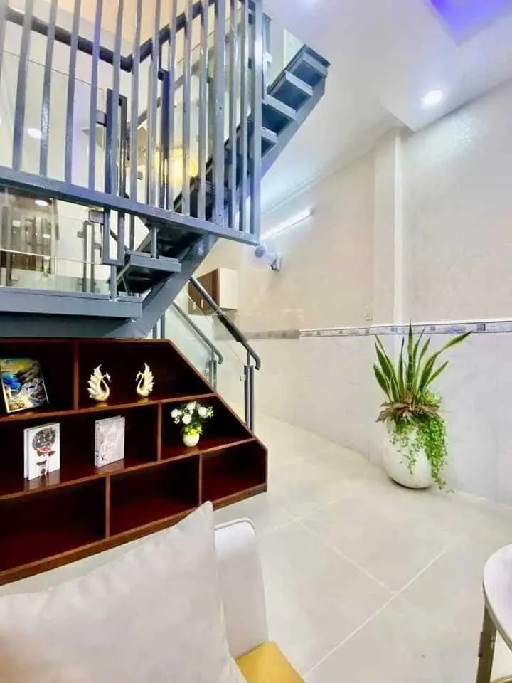 Hàng thơm: Trung tâm P8 Gò Vấp - nhà mới dọn vào ở luôn