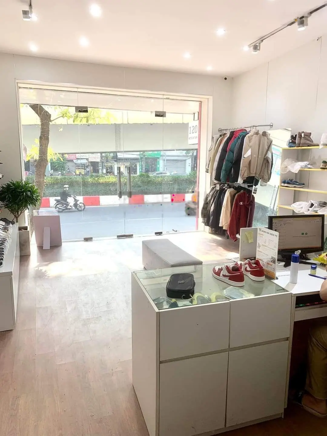 Bán gấp nhà mặt phố Cầu Giấy 65m2 x 3 tầng mặt tiền 5.4m ô tô tránh vỉa hè Kinh doanh sầm uất