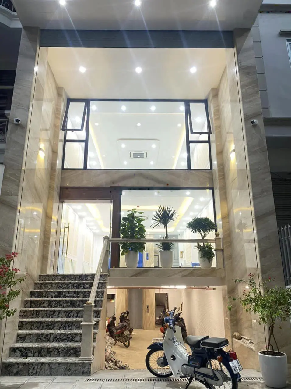 Tòa nhà văn phòng, 9 tầng, gần 100m2, tại Nguyễn Xiển, Q. Thanh Xuân, vỉa hè 4m