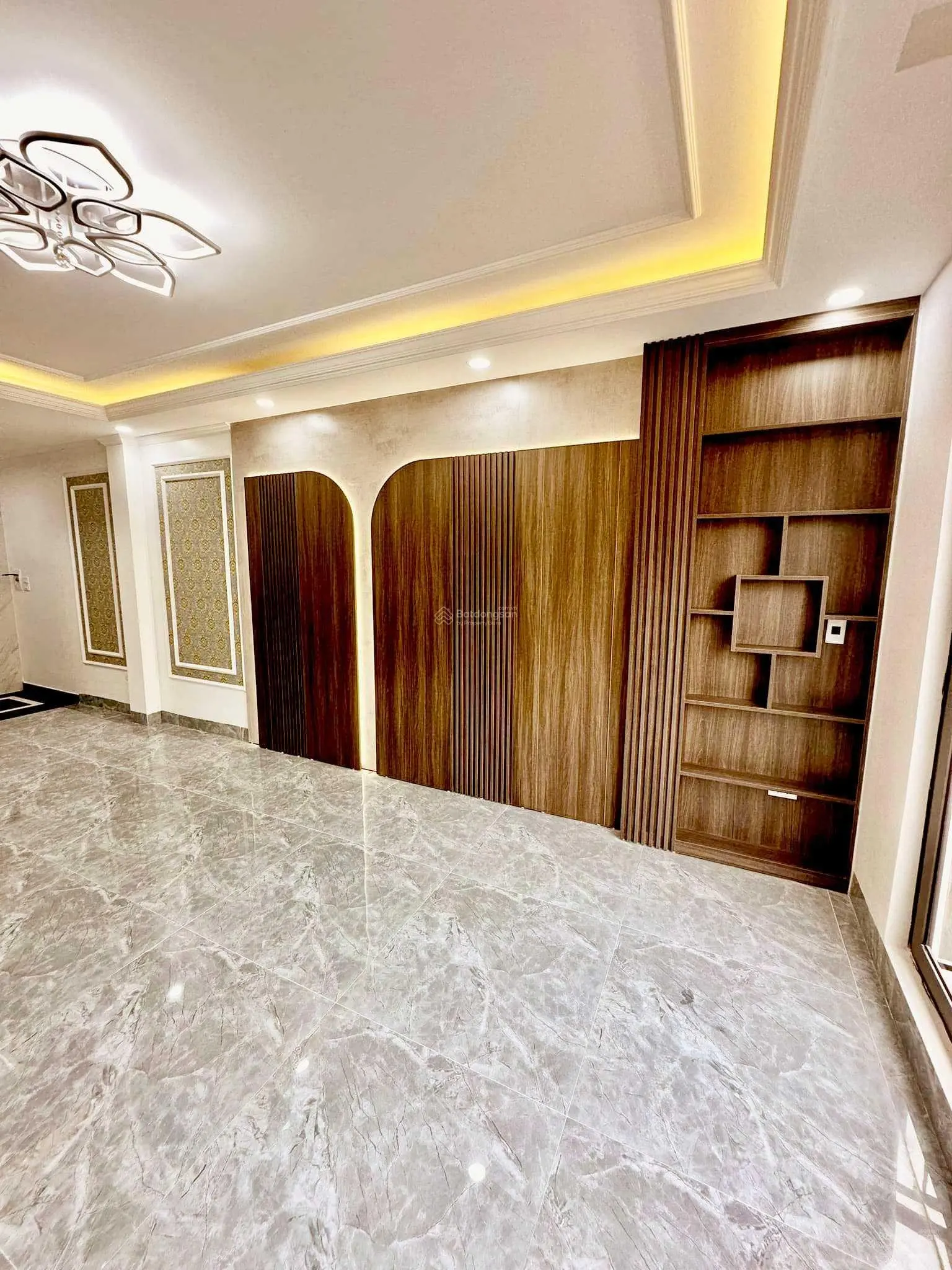 Bán nhà Khương Đình - Thanh Xuân - 80m ra mặt phố - giáp Ngã Tư Sở - 42mx 6 tầng thang máy
