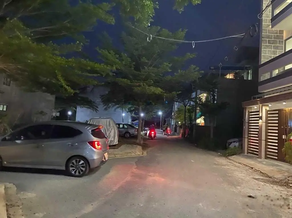 Nhà Bè 3 lầu sân thượng BTCT xe hơi ngủ trong nhà - khu dân cư ven sông đường Nguyễn Bình