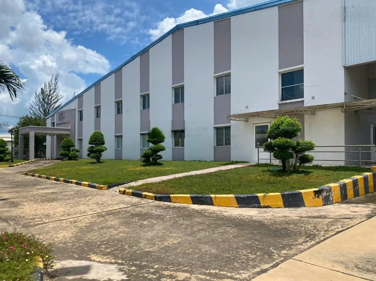 Bán xưởng diện tích 21.600m2, gồm 3 nhà xưởng và 1 văn phòng ở KCN Đức Hòa ,Long An.