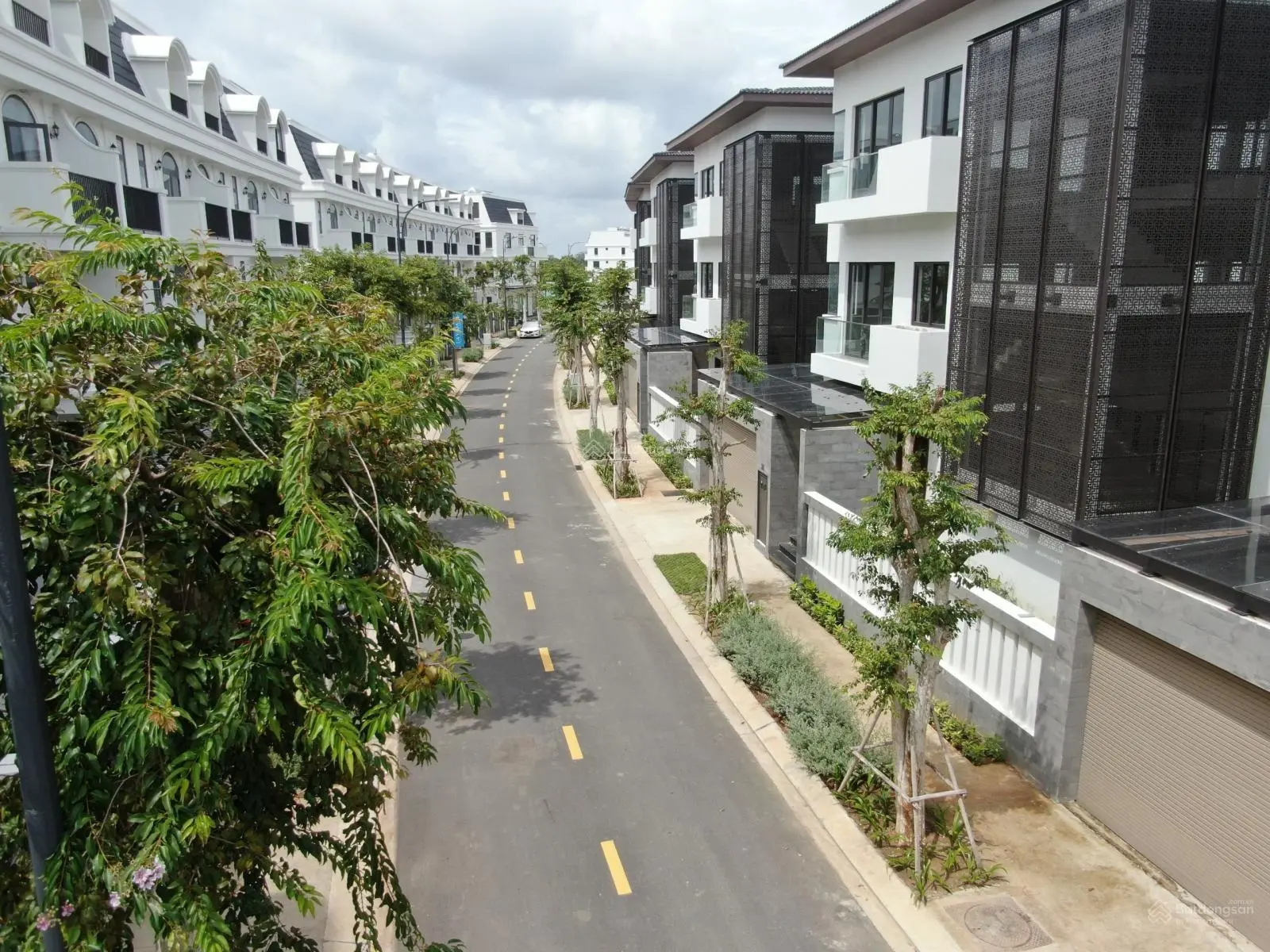 Cần bán nhanh căn gốc sân vườn 136,1m2, 8,2 tỷ bán 7,8 tỷ giá bao gồm thuế phí + 5% sổ