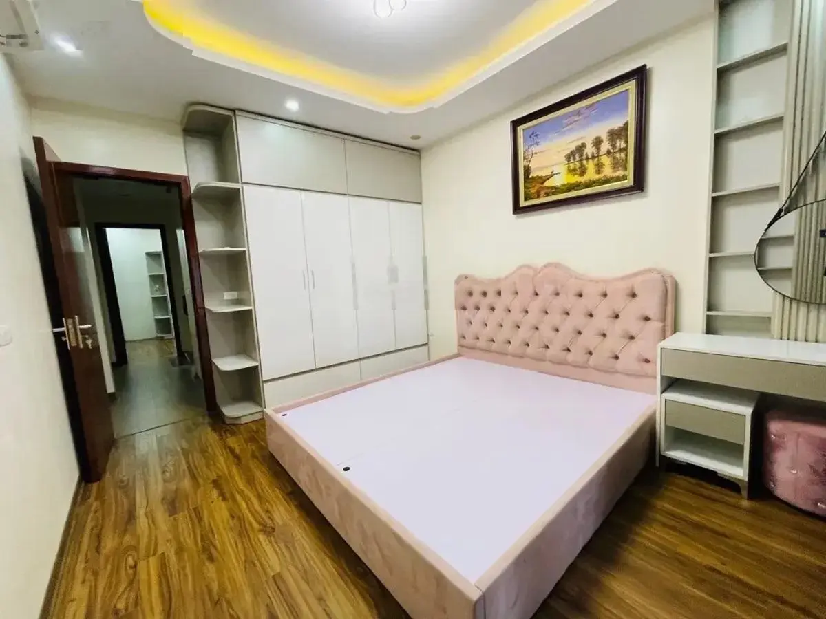 BÁN NHÀ CẦU GIẤY-Ô TÔ ĐỖ CỬA - VÀI BƯỚC RA PHỐ - 40M - 5 TẦNG - TIỆN ÍCH - HƠN 7 Tỷ