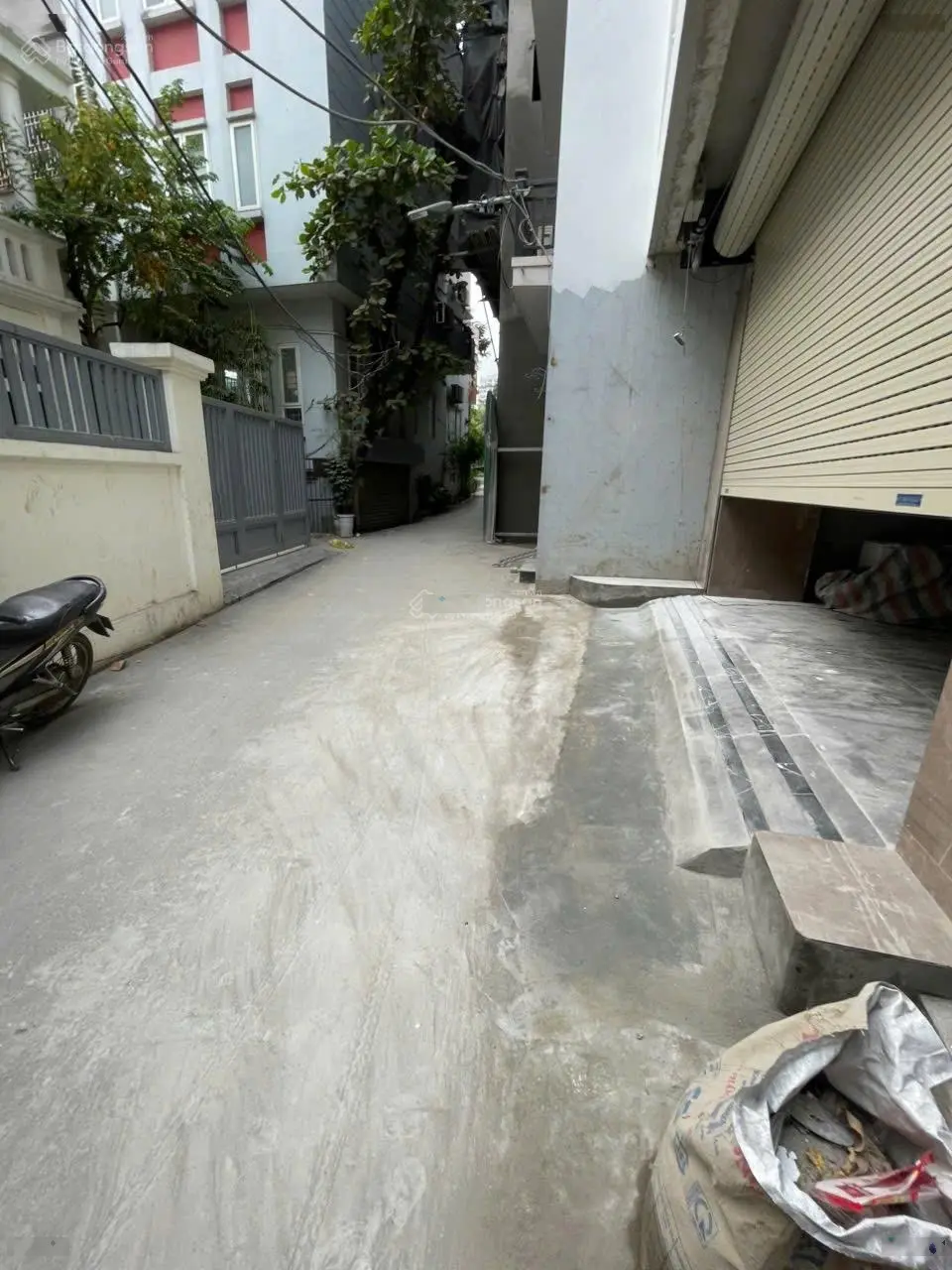 Lạc long quân 51m 7tầng thang máy mt 5.7m lô góc 2 mặt thoáng ô tô 7 chỗ vào thoải mái móng 10 tầng
