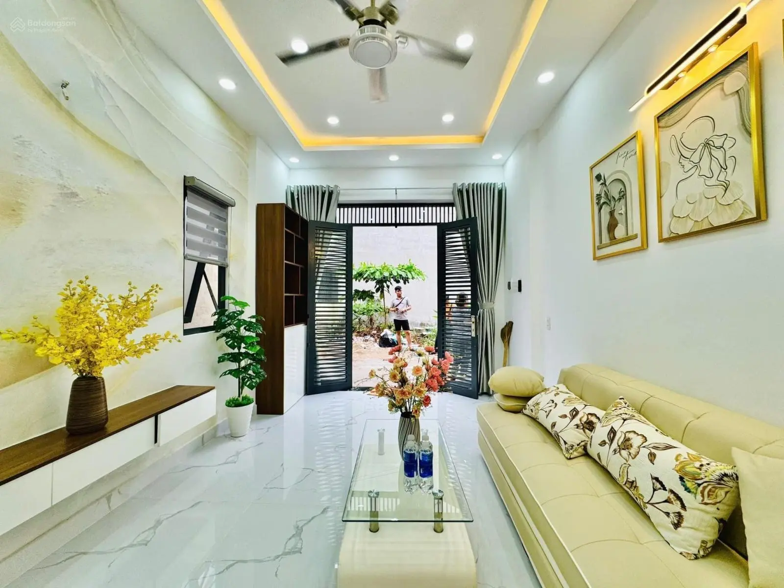 Hạ gấp còn 2 tỷ 990. Bán nhà 62m2 CMT8 gần trương Hoàng Diệu. Xây 2 tầng đúc kiên cố,hẻm 4m. Sổ sẵn
