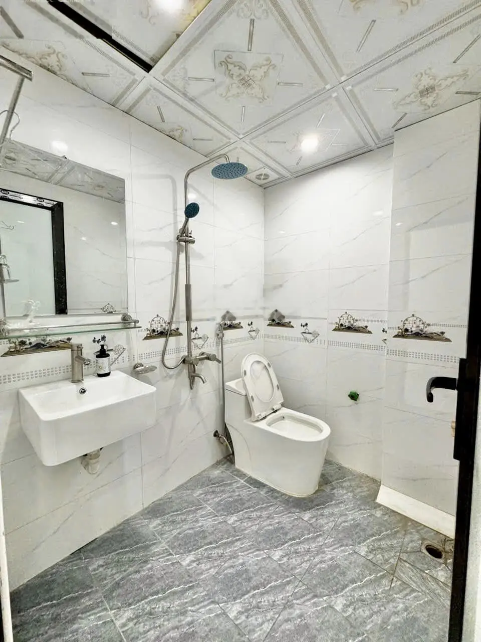 Chỉ 3 tỷ có nhà 3T*43m2 ô tô đỗ cổng, 2 mặt thoáng, ngõ rộng tiện ích đầy đủ. Cách KĐT Đô Nghĩa 2km