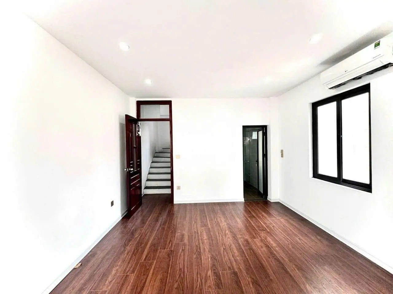 Bán nhà ngõ 132 Cầu Giấy - 37m2 - 5 tầng TK thông sàn full nội thất - lô góc ôtô đỗ cửa 50m ra phố