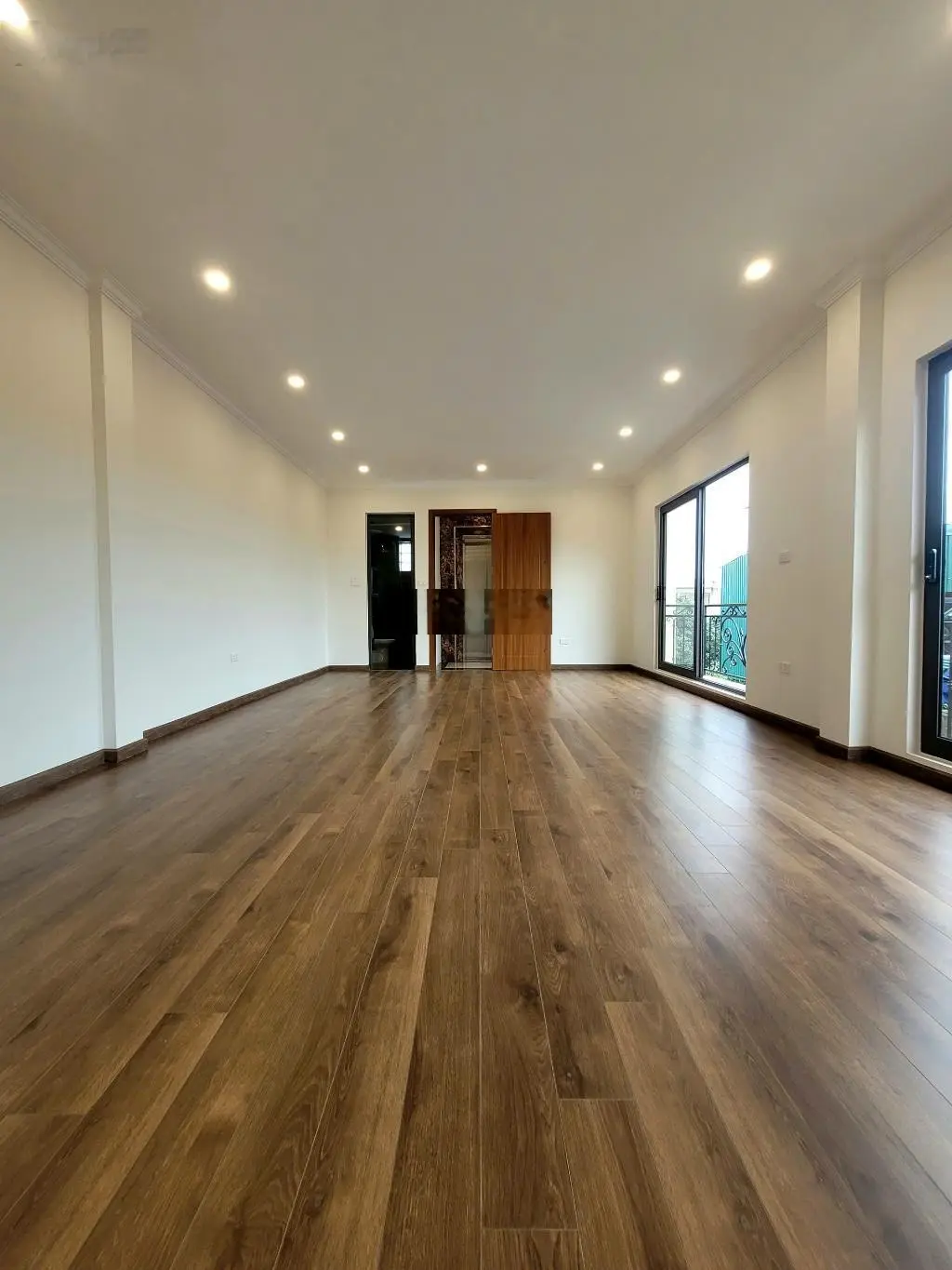 Cổ linh-thạch bàn nhà mới 62m 6 tầng thang máy - full nội thất - ô tô ngủ trong nhà - lô góc