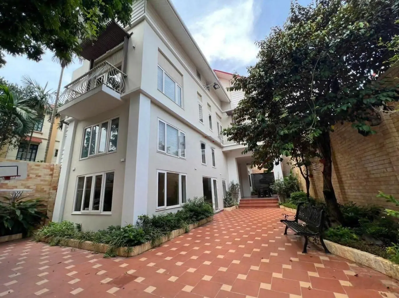 Bán biệt thự Ngọc Thụy, Long Biên, DT: 320m2 - LH: 0989819365