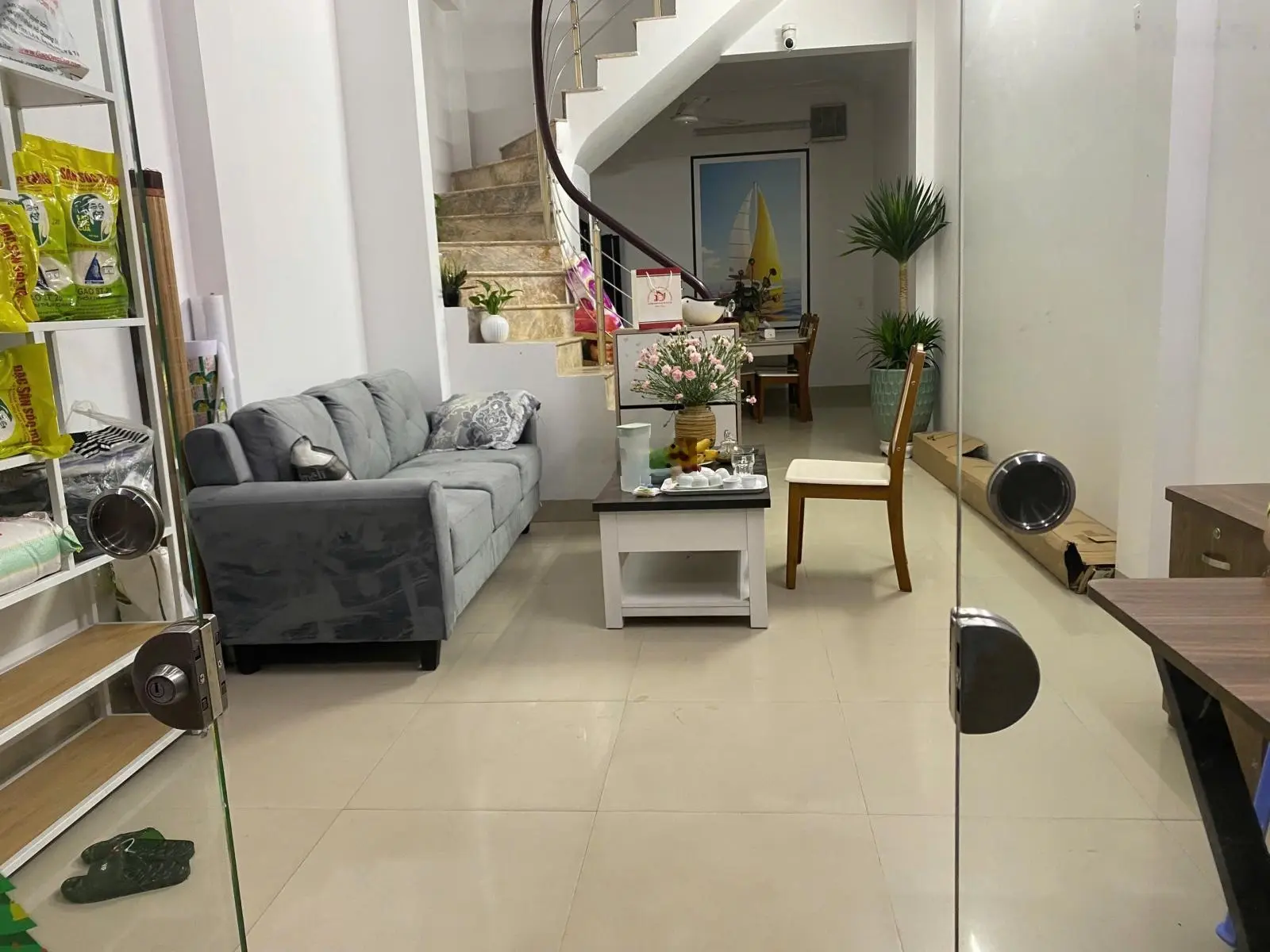 Bán gấp nhà riêng phố Dịch Vọng Hậu, 10 tỷ, 36m2, giá cực rẻ, gần phố, ôtô cạnh nhà