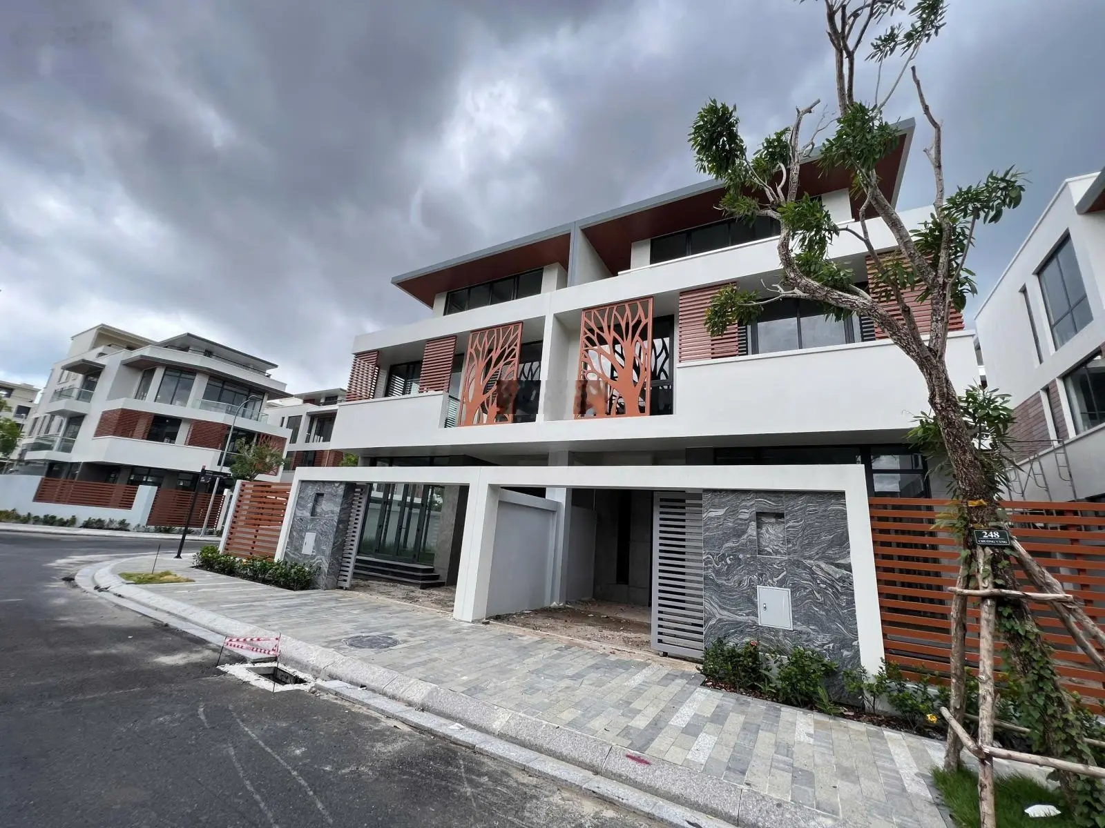 HOT: Chủ nhà cần tiền bán gấp căn Biệt thự 185m2, xây 3 tầng, SHLD tại Bãi Trường, giá chỉ 21.8 tỷ