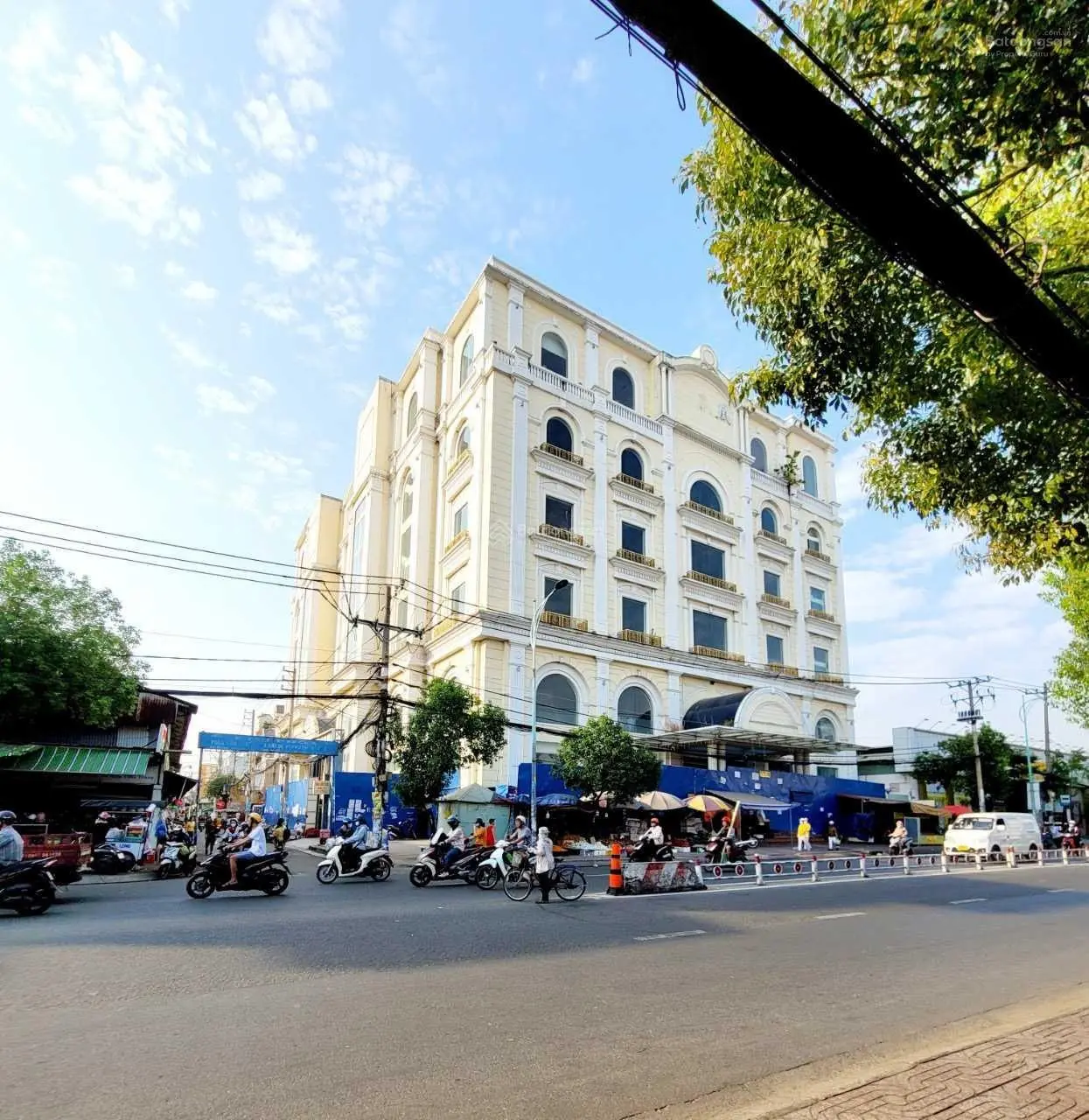 Bán nhà mặt tiền Lê Văn Sỹ. DT: ngang lớn 30x10m. KC: 1 hầm 10 tầng. HĐT 170 triệu/th. Giá 63 tỷ