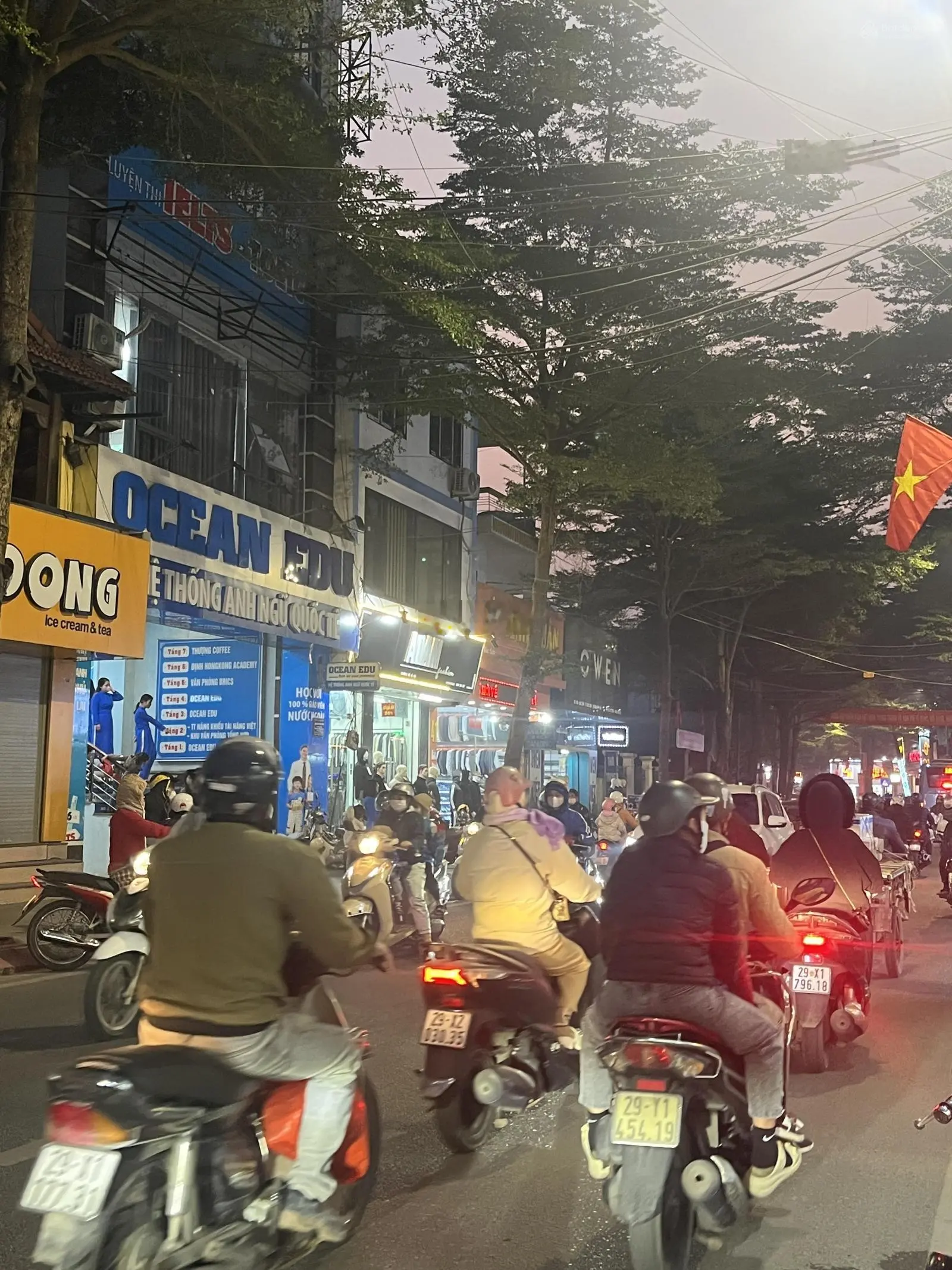 Siêu hiếm, trung tâm thị trấn Chúc Sơn, Chương Mỹ 70m2, 2T, hơn 10 tỷ, vỉa hè, ô tô kinh doanh