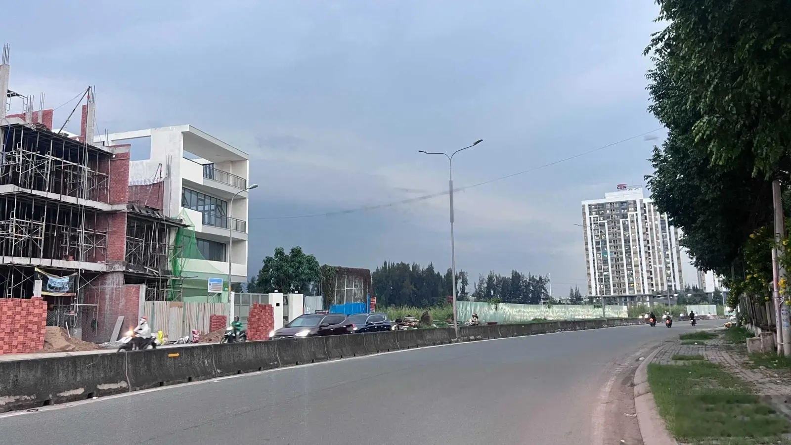 Cực hiếm! Nhà mới xây mặt tiền đường Liên Phường, 126 m2 đất, cách Global City 700m, giá 22,9 tỷ