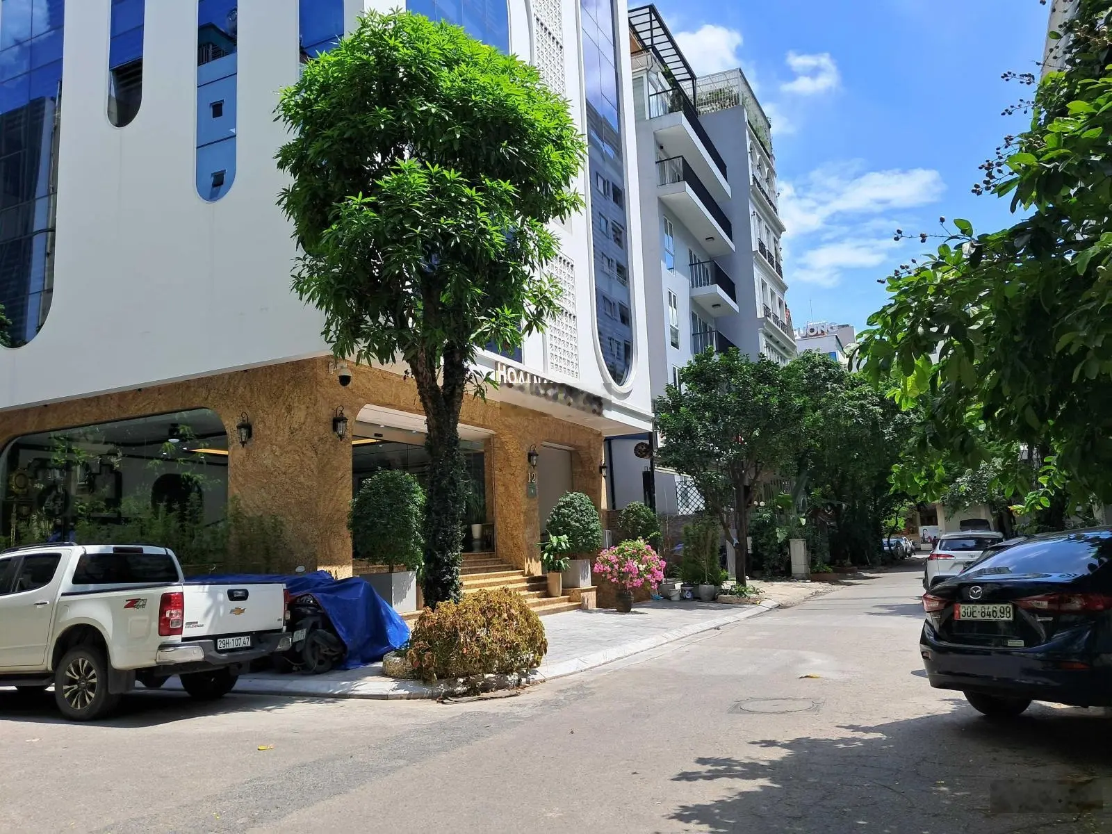 Bán gấp biệt thự phố Dịch Vọng Hậu, Cầu Giấy, diện tích gần 300m2 lô góc 3 thoáng, giá thương lượng