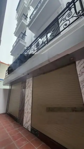 Nhà 5 tầng ngay ngã tư Thạch Bàn - Cổ Linh - Chung Cư Quân Đội, giá chỉ hơn 5 tỷ chút