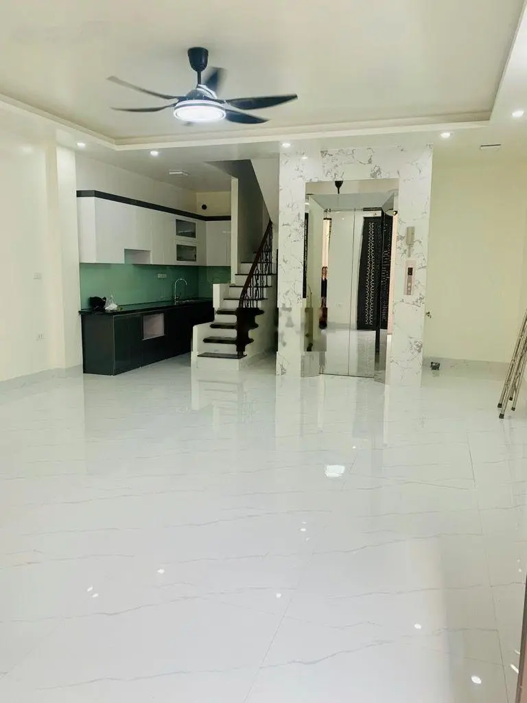 Nhà ngã tư Trương Định, Bạch Mai, 6 tầng, thang máy nhập khẩu, gần phố thoáng đẹp, ở ngay