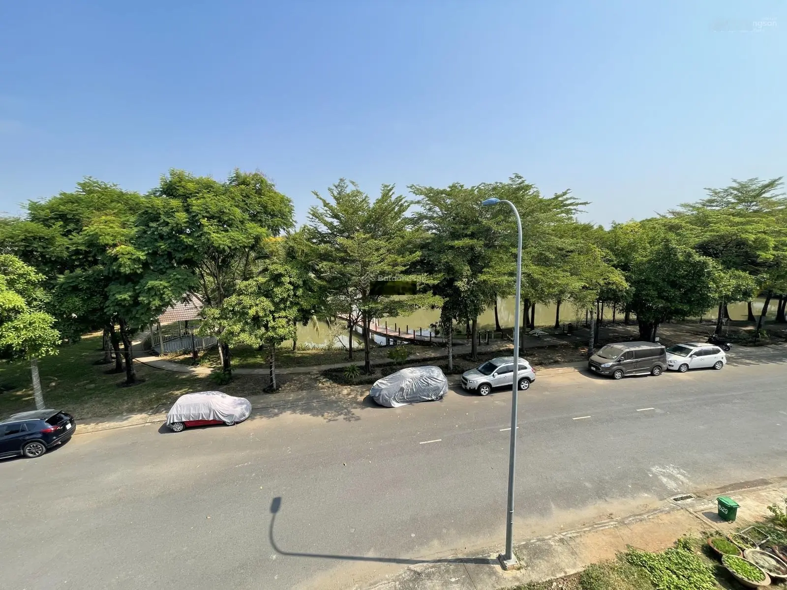 Bán biệt thự góc, sân vườn rộng, đối diện hồ, đường 20m - Park Riverside