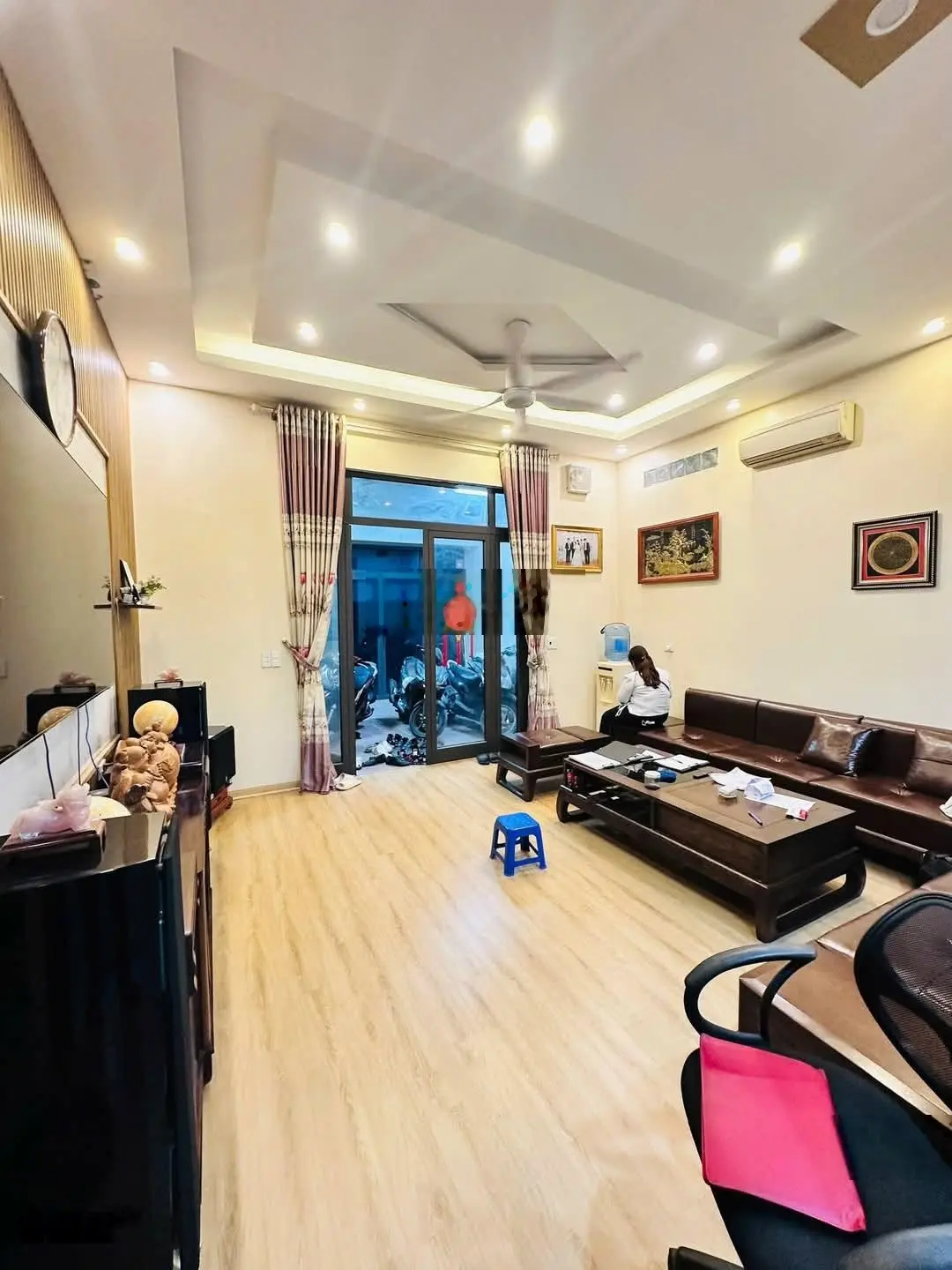 Bán nhà mặt phố đức thắng. 100 m2, 3 tầng, vỉa hè, xe buýt tránh. kinh doanh, giá nhỉnh 18 tỷ