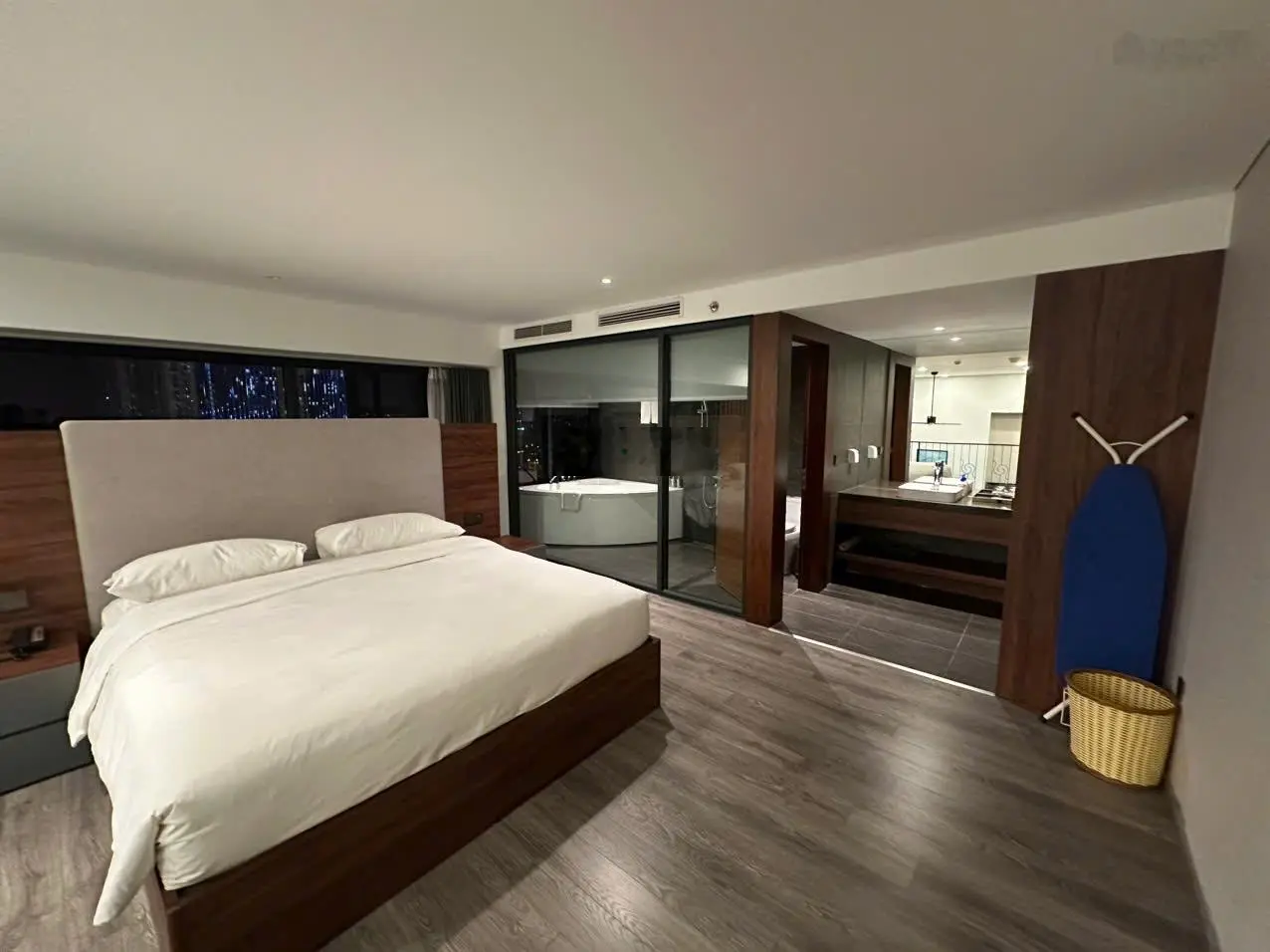 Chính chủ gửi bán căn hộ chung cư cao cấp PentStudio 699 Lạc Long Quân 91m 1PN tầng cao view Hồ Tây