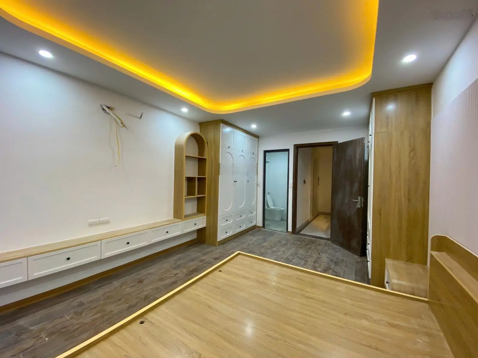 Nhà mới đẹp ở ngay - thang máy - gần phố - nở hậu - full nội thất. nghĩa dũng