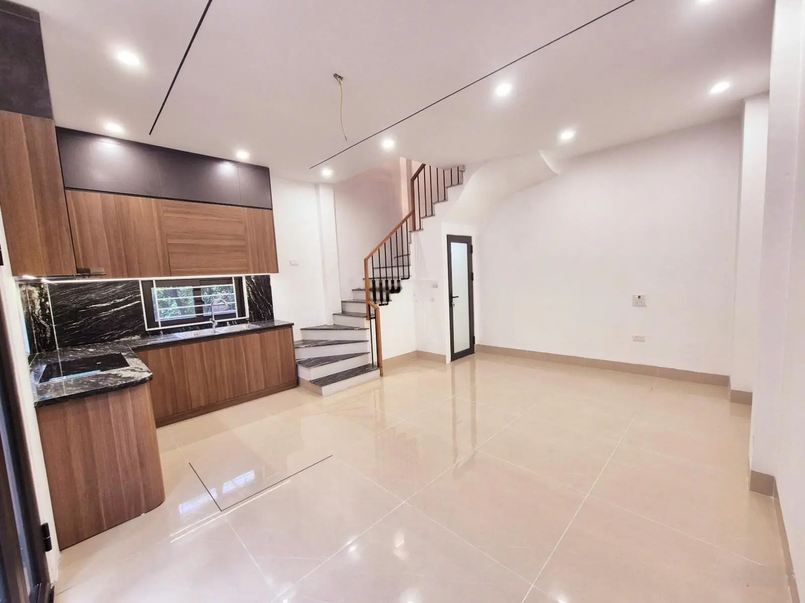 Bán nhà mới 5 tầng trung tâm quận Long Biên