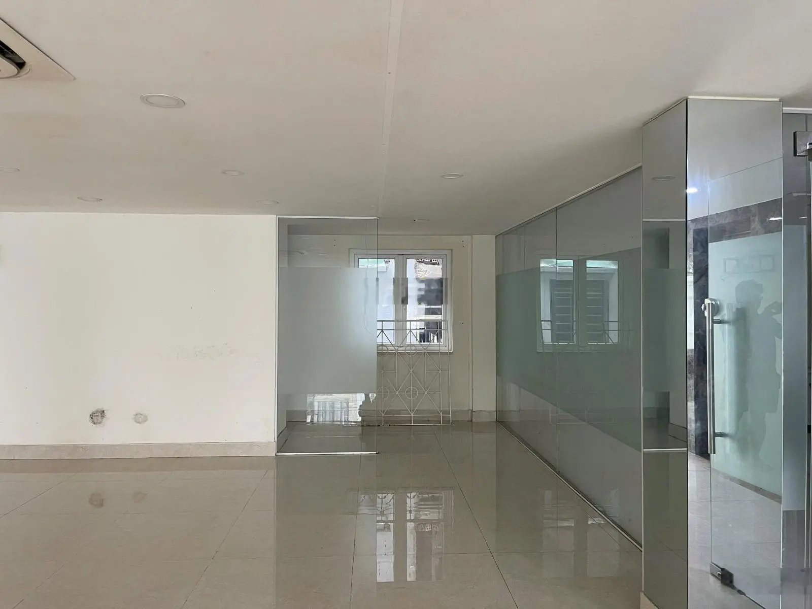 Bán tòa nhà văn phòng đường Lê Văn Lương DT 10 x 25m. hầm 5 tầng ST. DTXD 1010. Giá 29 tỷ