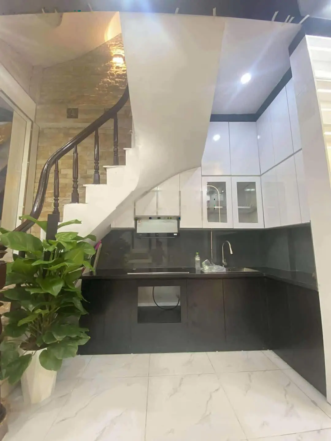 Hoàng Mai, Hoàng Mai. DT 26m² x 5 tầng, MT 5,2m, giá 5,35 tỷ. Đầy đủ nội thất, gần ô tô.