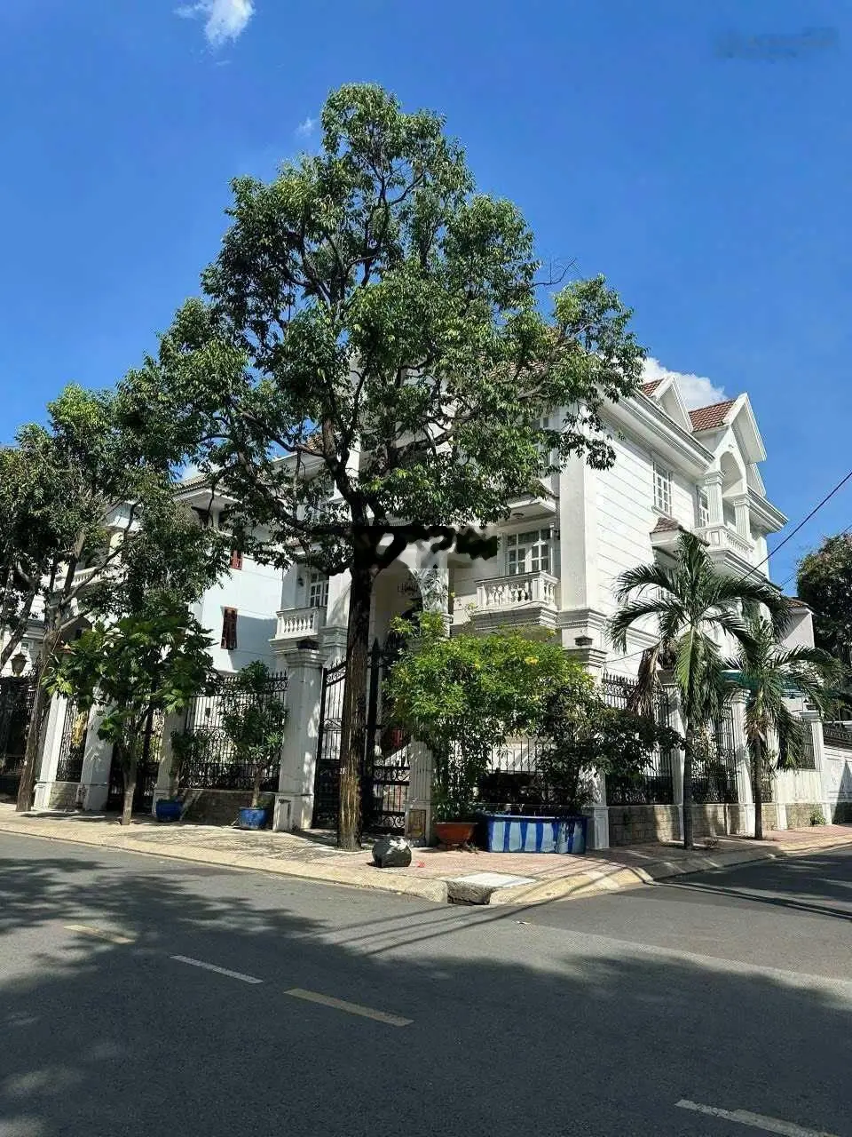 Bán biệt thự sân vườn Nam Kỳ Khởi Nghĩa, Q. 3, DT 9x17m, công nhận 139m2, trệt 3 lầu, giá 32 tỷ