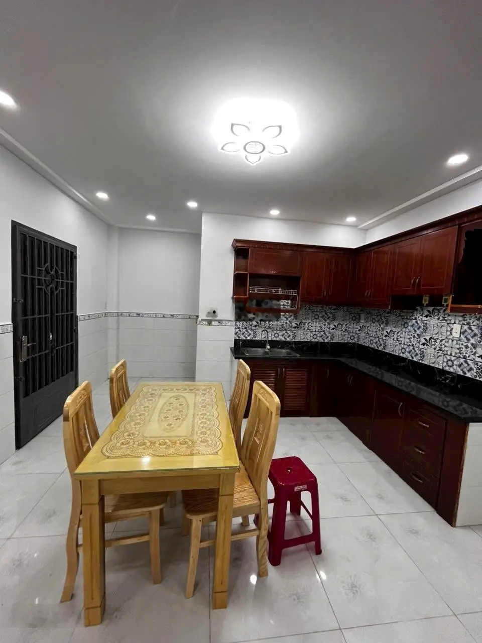 Kẹt vốn bán gấp nhà đẹp 1T1L hẻm oto Thăng Long, P4, Tân Bình. Giá hấp dẫn 3tỷ750/căn 99m2. Sẵn sổ.