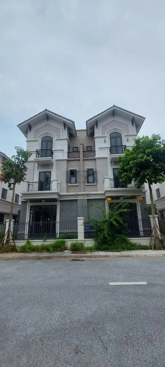 Bán căn biệt thự 3 tầng thiết kế hiện đại sang trọng