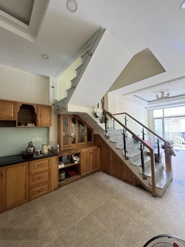 Chỉ xách vali về ở đường 8, Linh Trung 86m2 nhà đẹp 3 tầng 4PN 6.2 tỷ xe hơi ngủ trong nhà