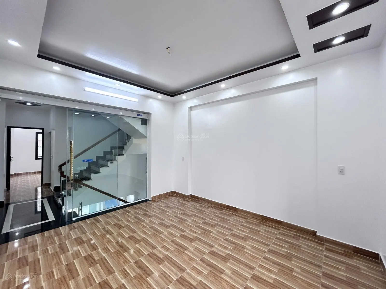 Nhà khu vực đường Đà Nẵng. Xây mới, độc lập ô tô vào đỗ tận nhà