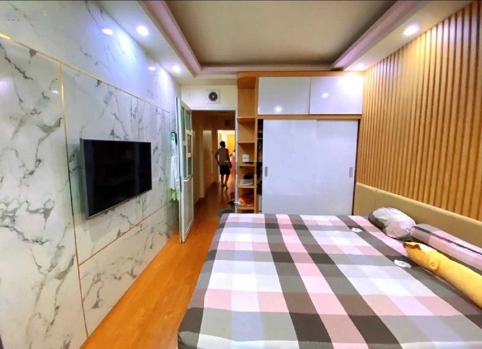 Hót !!! Nhà mặt phố Dai Dịch 46m x5T ,vỉa hè ô tô tránh, KD sầm uất, full nội thất, ở ngay