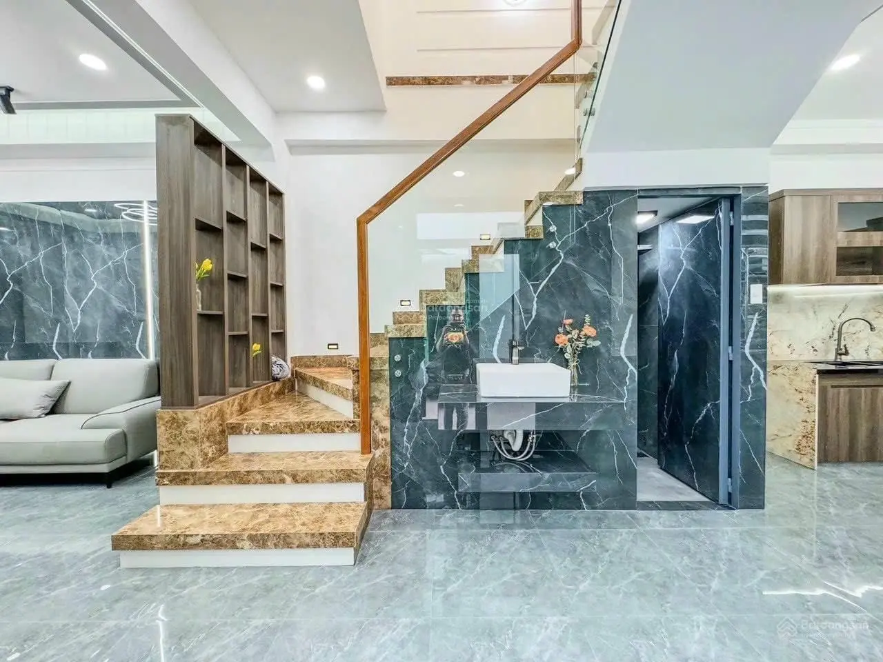 Bán nhà riêng 3 tầng, 4PN, 4WC, 61m2 (4,3*14,2)m, ngay hẻm Kỳ Đồng, P9, Q3 giá 3tỷ550 ổ sẵn cầm tay