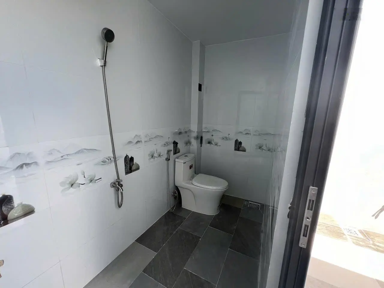 Bán nhà 2 phòng ngủ 1 sẹc nhựa Lục Viên gần chợ Mỹ Hạnh Bắc 5x28m | có sân để ô - tô đường bê tông