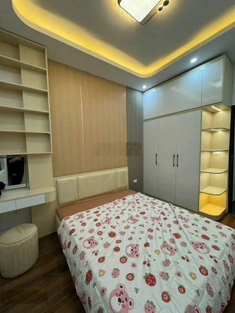 Chính chủ tôi kẹt tiền cần bán gấp njaf nguyên hồng đống đa dt 43m 4 tầng 4 ngủ đủ công năng $ 9 tỷ