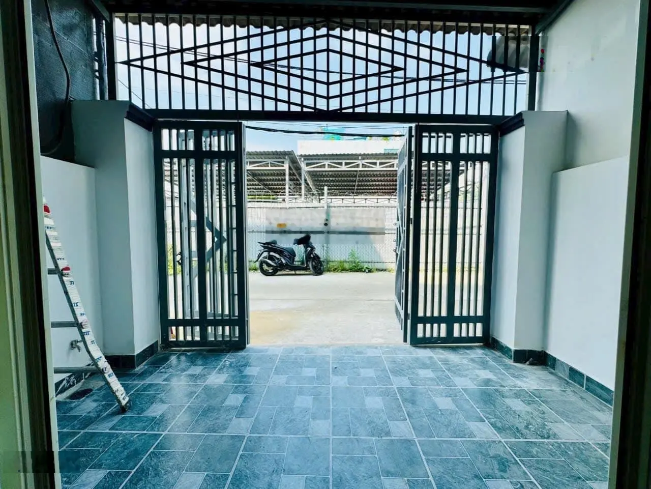 Nhà đẹp 1 lầu đường thông gần chợ Thạnh Xuân